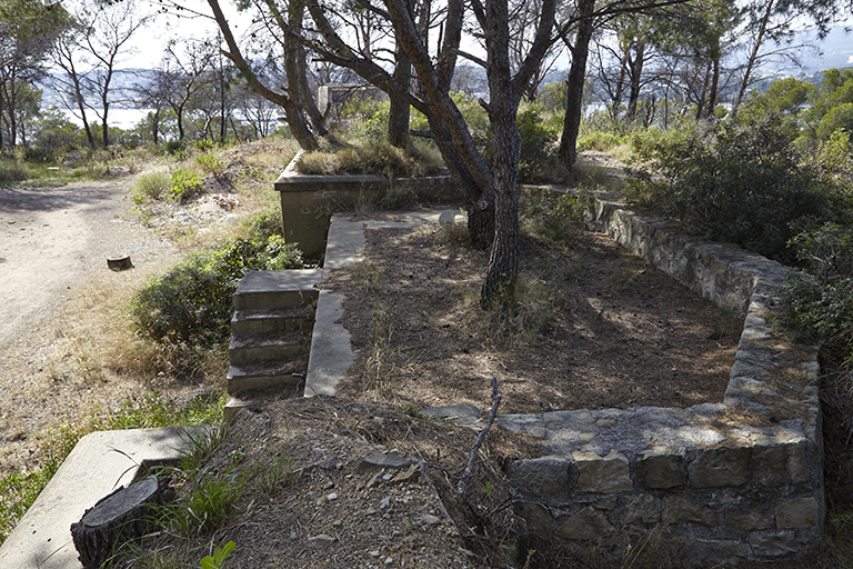 Emplacement de tir double pour pièces de 100mm.