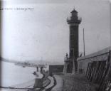 Ancien phare de Saint-Tropez et pêcheurs étendant leurs filets sur la jetée, vers 1935.