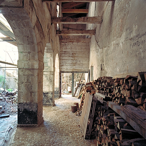 Galerie 42. Rez de cour de la galerie à arcades 42 devant la grande salle.