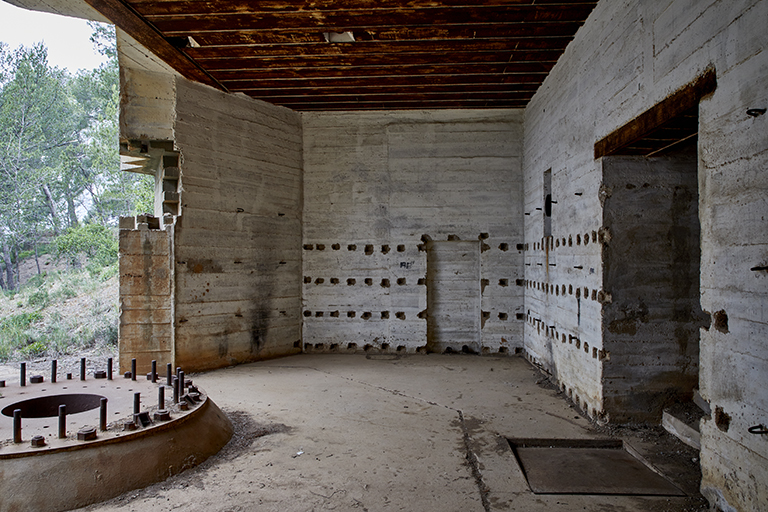 Casemate n° III de la batterie, vue latérale de la chambre de tir, plaque-pivot du canon, porte d'accès et trémie du sous-sol