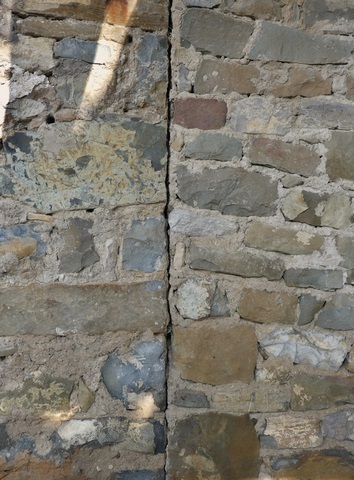 Collage de maçonnerie, ferme au quartier de la Longeagne.