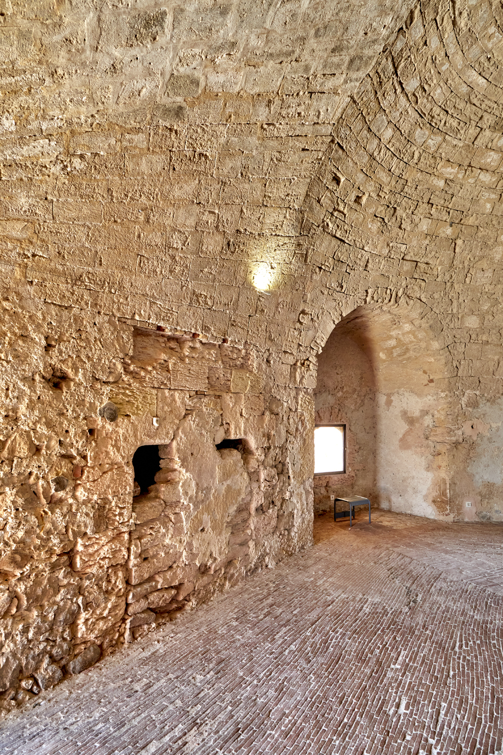 Donjon, casemate du second étage de la grosse tour nord-ouest ,niche d'entrée avec portes murées, canonnière