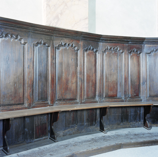 bancs de choeur et lambris de demi-revêtement