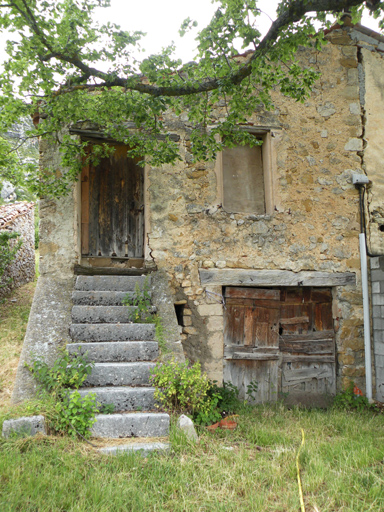 La Tièye, parcelle B7 1037. Entrepôt avec étable en soubassement et escalier extérieur.