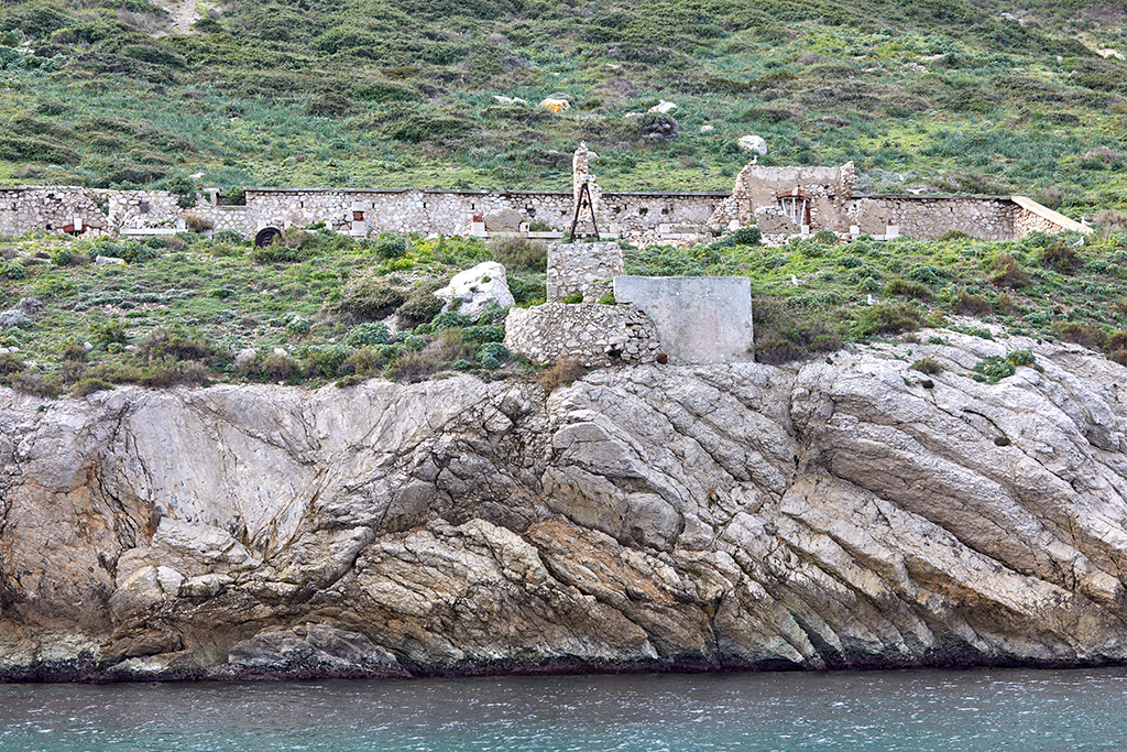 Poste photo-électrique de l'île Maïre, ruines des bâtiments militaires au pied des versants nord de l'île