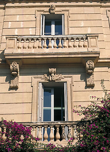 Section A6. Ilot 13. Parcelle 1626.7, rue Galliéni. Détail : balcons et fronton.