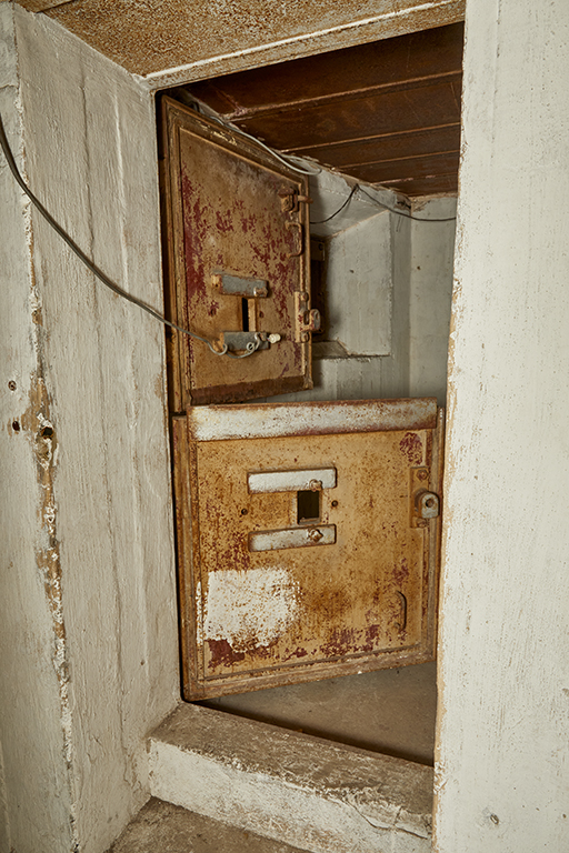 Porte blindée d'accès à la caponnière depuis le sas d'entrée du niveau 1 du poste de direction de tir 