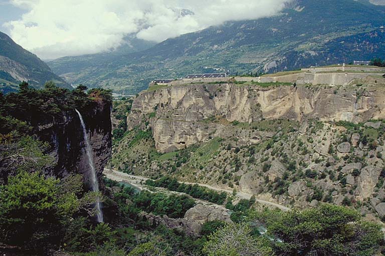 Front du Guil pris du plateau de Guillestre, à l'est.