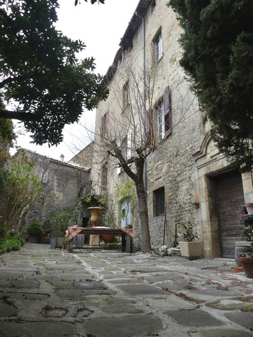 Cour. Vue d'ensemble prise du sud-est.