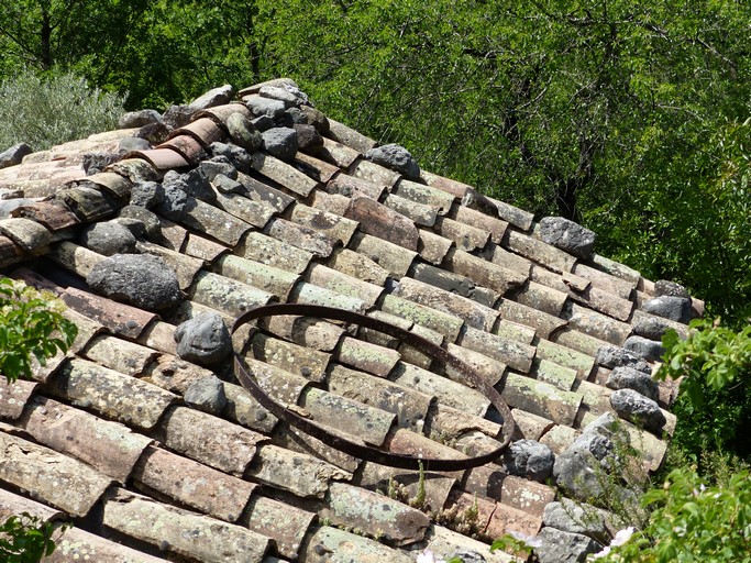 Couverture en tuile creuse. Bâtiment au quartier de Touissanne (Châteauneuf-de-Chabre).