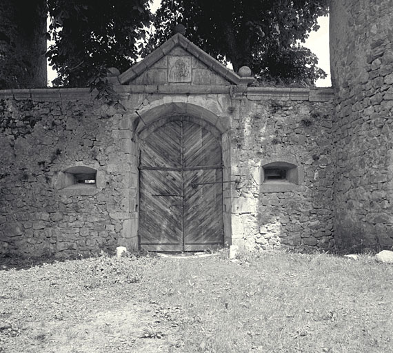 Portail de la cour, face sud. Vue d'ensemble.