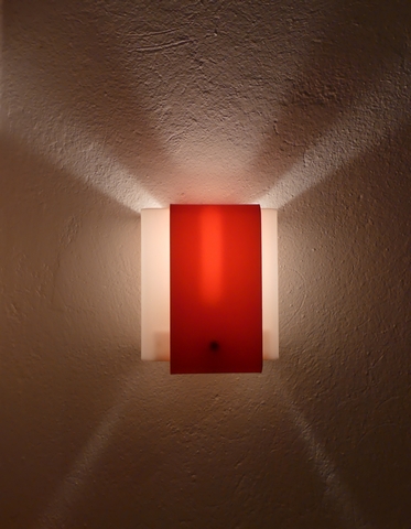 Appartement en rez-de-chaussée surélevé, une des appliques murales d'éclairage.
