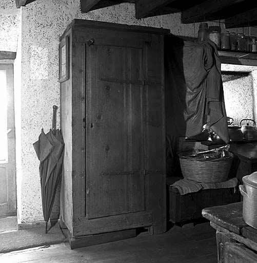 armoire à linge (de chambre ménagère, au sol) (9)