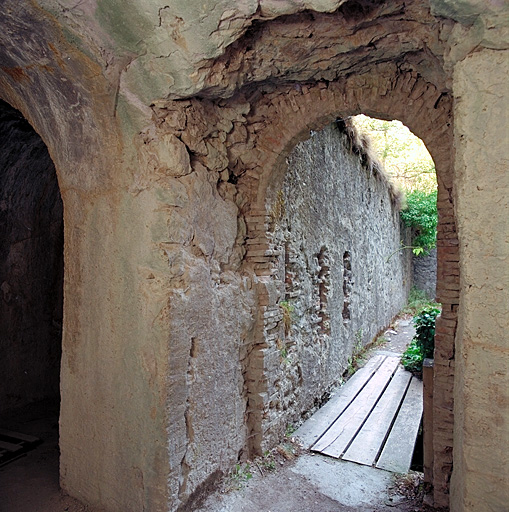 Fossé 35. Intérieur de la galerie caponnière du fossé, poterne et casemate.