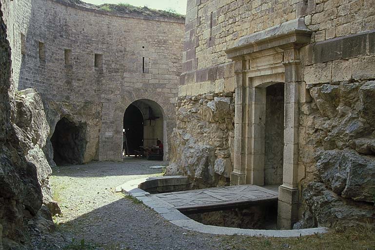 Fossé du réduit et entrée de la tour.