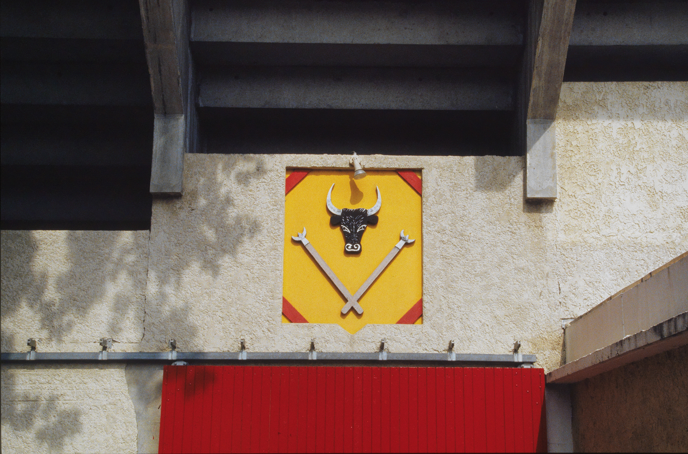 Cartouche au-dessus de la porte sud. Vue éloignée.