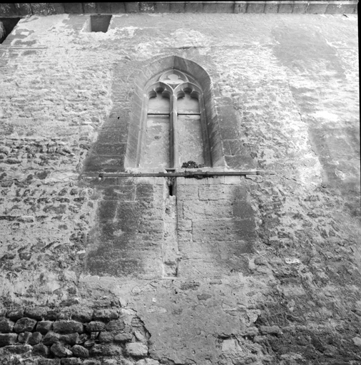 Première chapelle nord, archère et fenêtre nord.