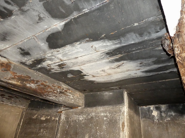 Etage, pièce nord. Plafond peint.