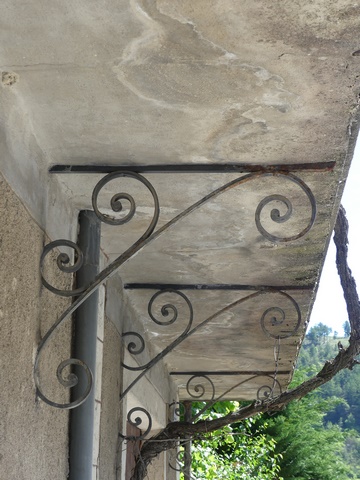 Elévation sud, deuxième niveau. Supports en ferronnerie du balcon.
