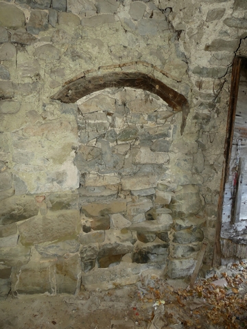 Etage de soubassement, étable-cellier. Angle sud-est, porte murée.