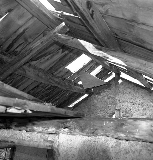 Le Vallon. Chalet 794. Charpente, ferme centrale dépourvue de poinçon ; les arbalétriers sont assemblés à mi-bois.