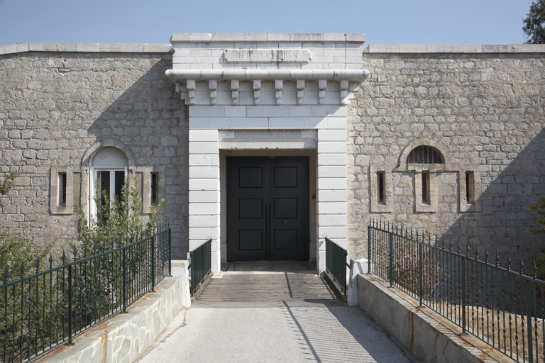 Porte du fort, courtine 3-4 et créneaux de fusillade.