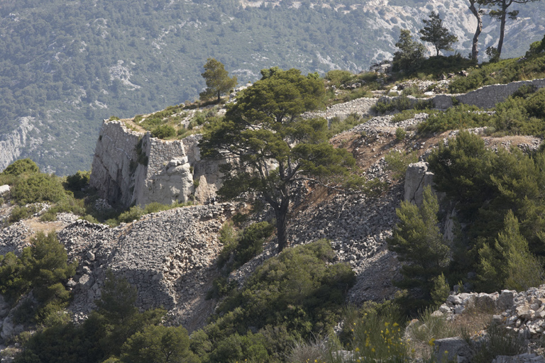 Retranchement, grand redan nord et glacis ruinés vus du sud.