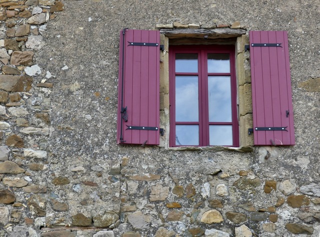 Bâtiment du logis. Elévation est, second niveau. Porte murée et fenêtre de la chambre centre-est.