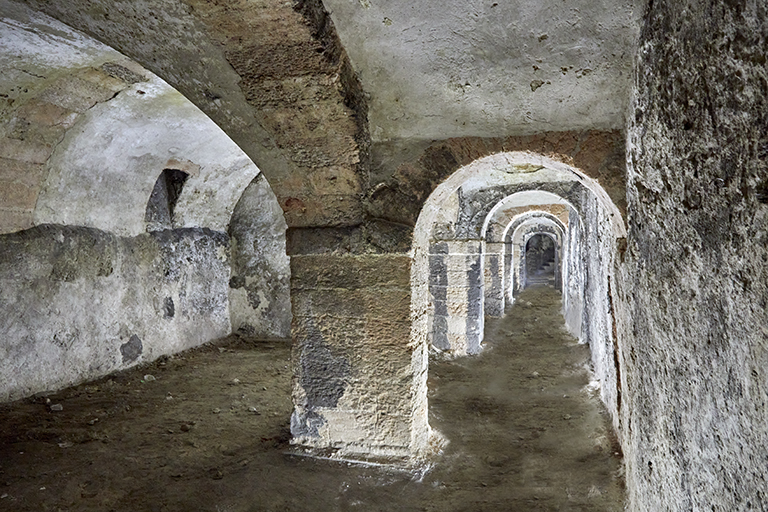Fort St Nicolas : souterrain sous l'aile ouest avec corridor longitudinal distribuant les caves. 