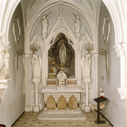 retable architecturé à niche, grotte de Lourdes et deux statues appartenant à l'ensemble néo-gothique de la chapelle Notre-Dame-de-Lourdes