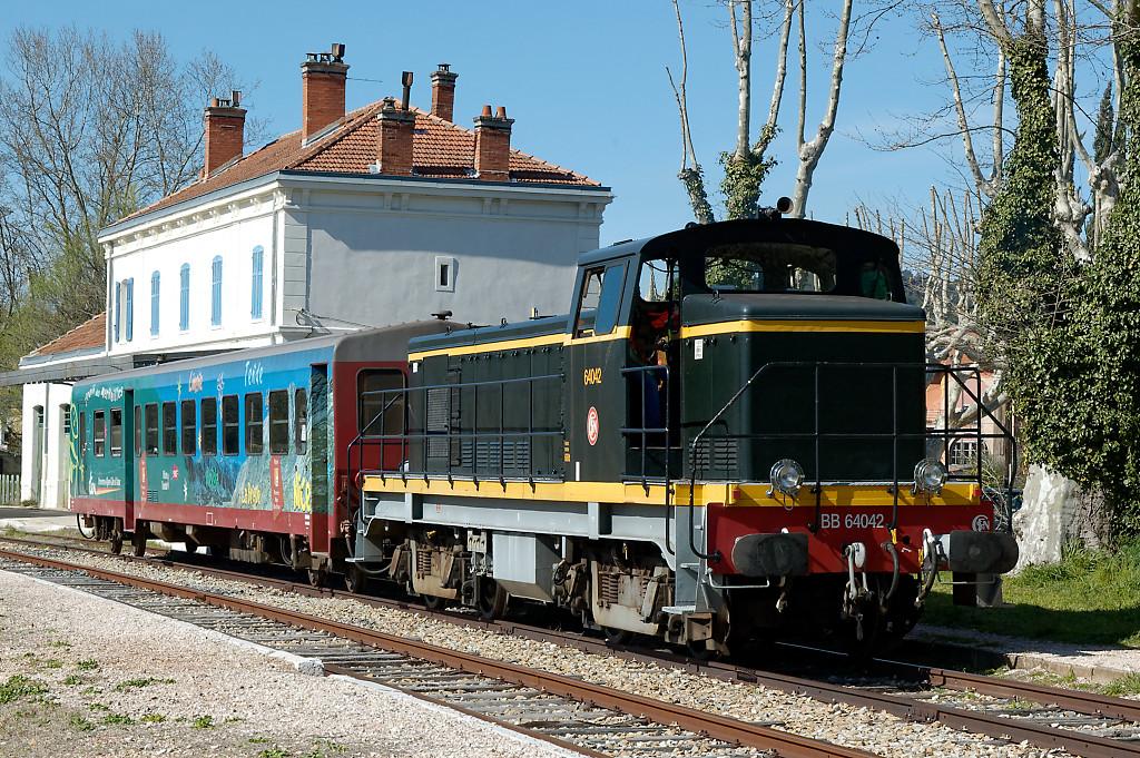Matériel de transport ferroviaire : locomotive diesel BB 64042 appartenant à la série des BB 63400/63500