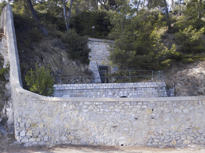 "Parc à combustibles" de 1929 dans l'enclos de la batterie.