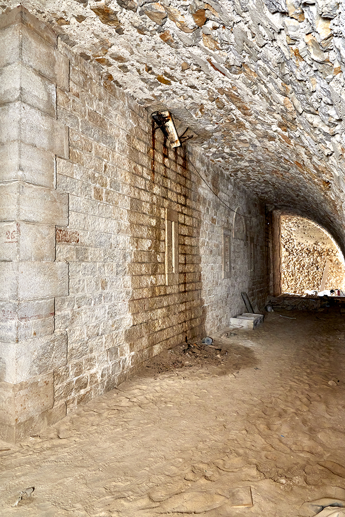 Batterie de 1861 et 1880, corps de garde crénelé, côté ouest , ancienne façade donnant sur le couloir souterrain, créneaux et baie murés 