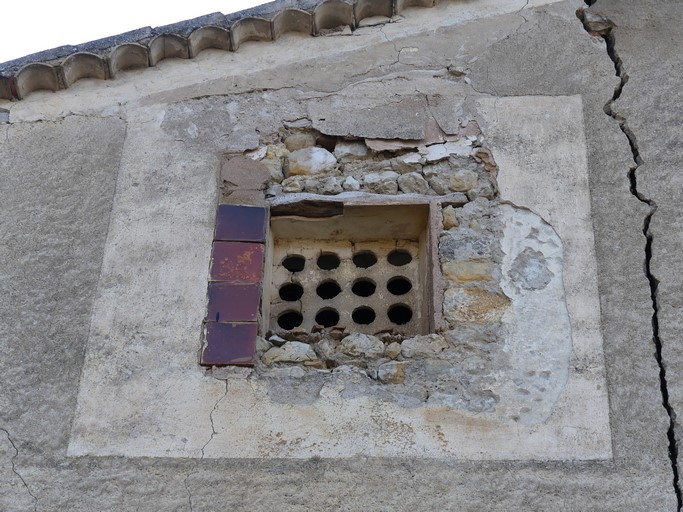 Bâtiment du logis. Pignon est, troisième niveau. Baie du pigeonnier.