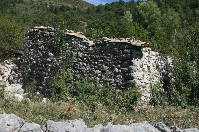 entrepôts agricoles ; cabanes ; ensembles pastoraux ; bergeries