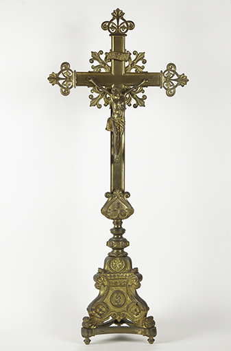 Garniture d'autel (n°2) : ensemble composé d'une croix d'autel et de quatre chandeliers d'autel