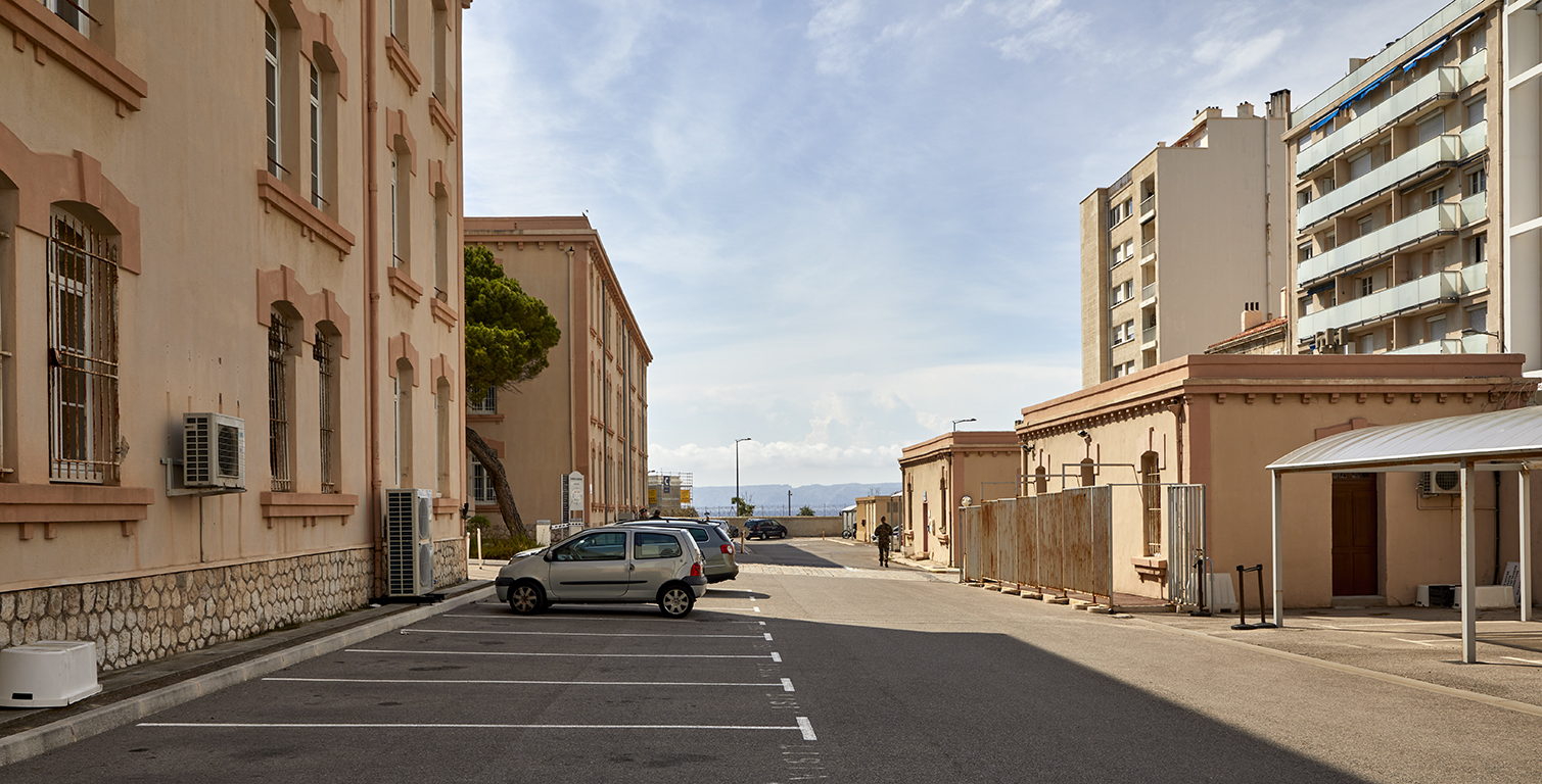 Les deux pavillons d'entrée vus de l'intérieur de la caserne et la façade postérieure des deux bâtiments de casernement de ce côté.