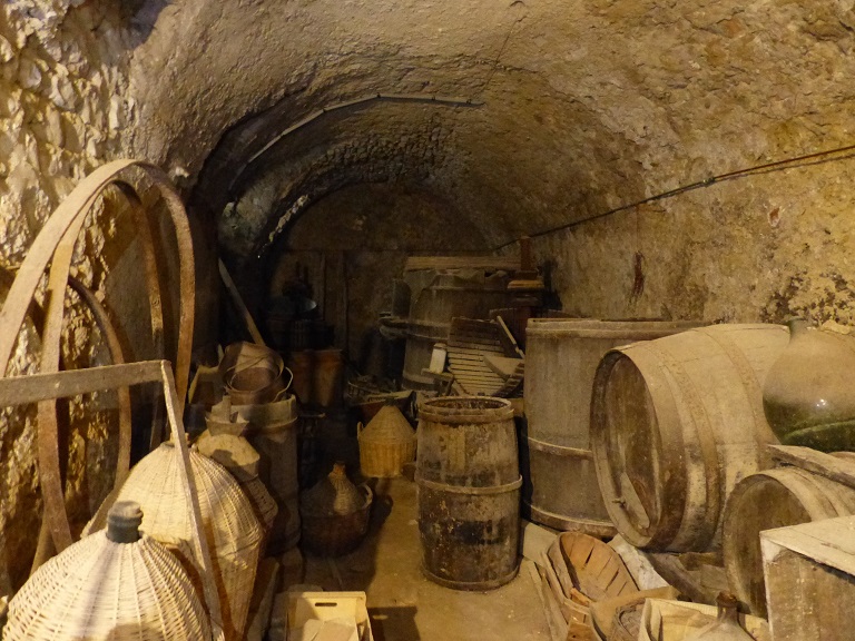 Maison (2022 AY 272). Vue de volume du cellier-cuvage prise du sud, encore utilisé dans les années 1950.