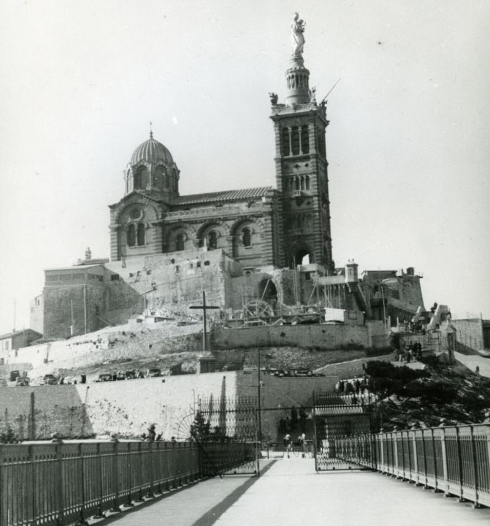 [Vue Est des travaux Notre-Dame de La Garde], 1950.