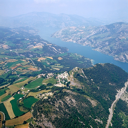 Vue aérienne générale du fort et du village prise du sud-est. En arrière, branche sud du lac de Serre-Ponçon.