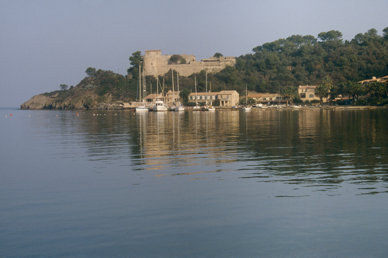 Le fort du Moulin vu du port.