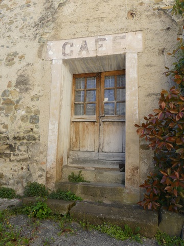 Pignon nord, premier niveau. Porte du café.