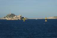 Les balises du Canoubier et du Sourdaras qui matérialisent le chenal, en arrière-plan le château d'If et le port du Frioul.
