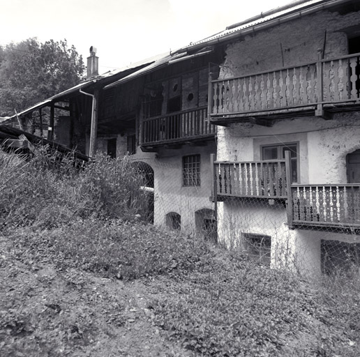 Les Merlins. Parcelles 76-77-78. Façades sud. Vue d'ensemble.