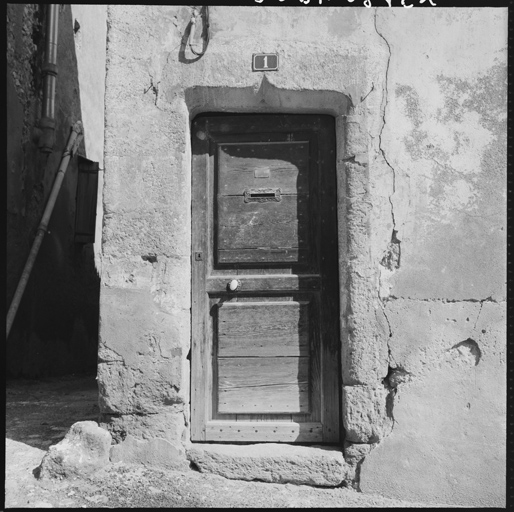 Façade antérieure, porte.