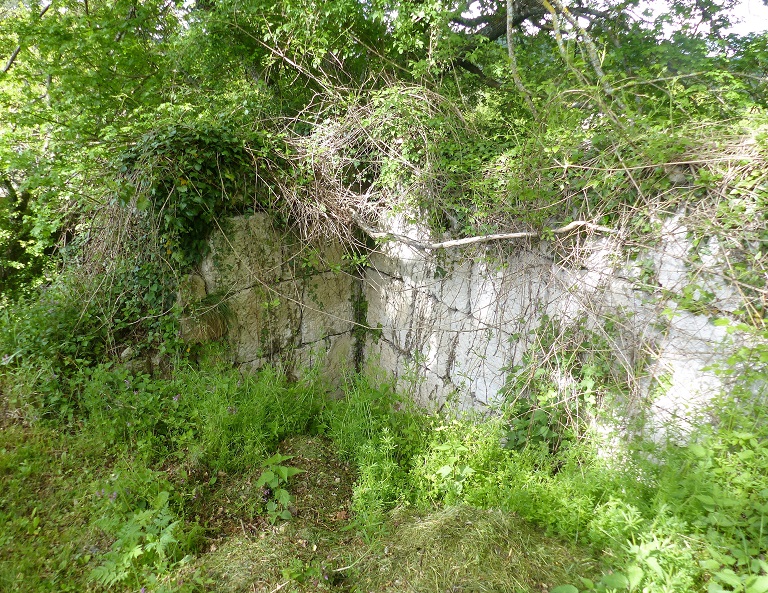 Ancien réservoir. Angle sud-ouest, détail du parement intérieur en pierres de taille calcaires.