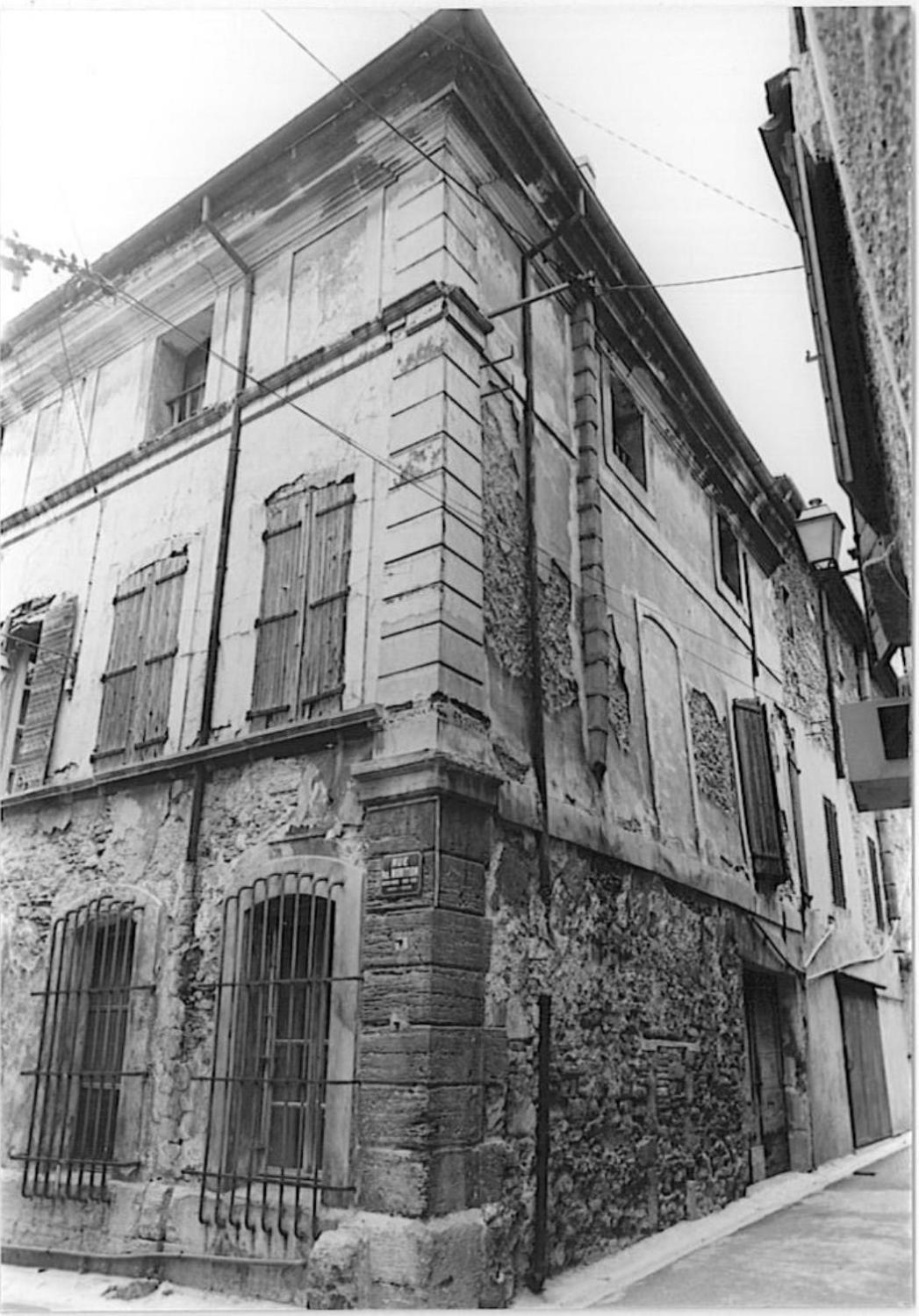 Façade à l'angle de la rue Monition et du passage du mont de piété avant travaux, 1983.