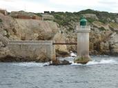 Le phare de la Désirade qui marque l'entrée du bassin du Vieux-Port de Marseille.