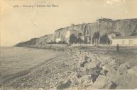 Chapelle Notre-Dame de la Pitié dominant le port et la falaise des Baux, vers 1911.