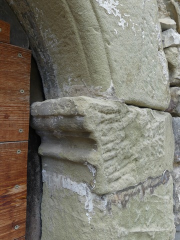 Elévation nord, premier niveau. Porte du logis, détail d'un corbelet de l'encadrement.